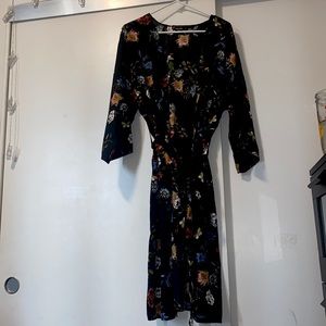 Kimono style black/floral.